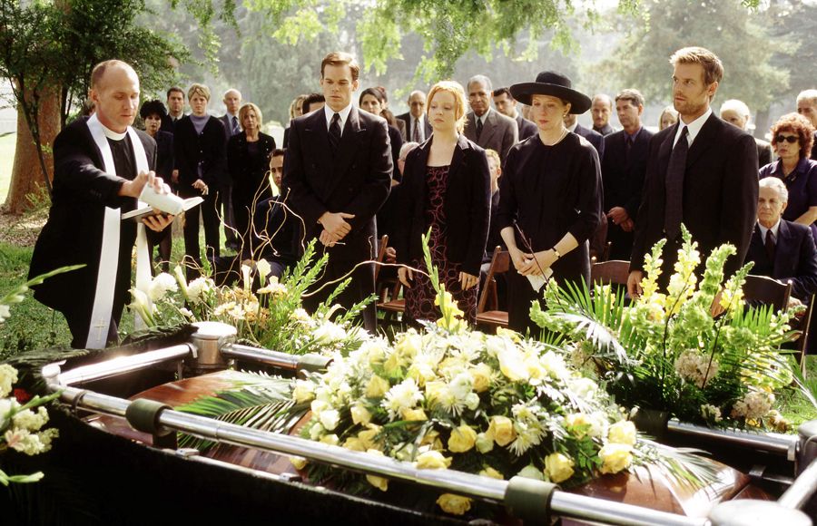 Six Feet Under: When the Family Drama Smells Like a Decadent Corpse