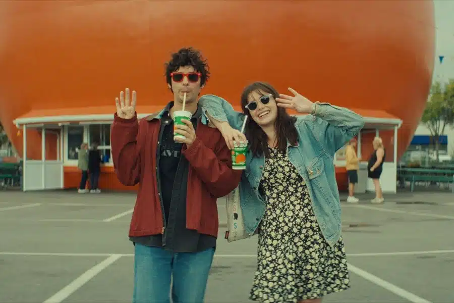 Fotograma de Love's Irony (Mile End Kicks)