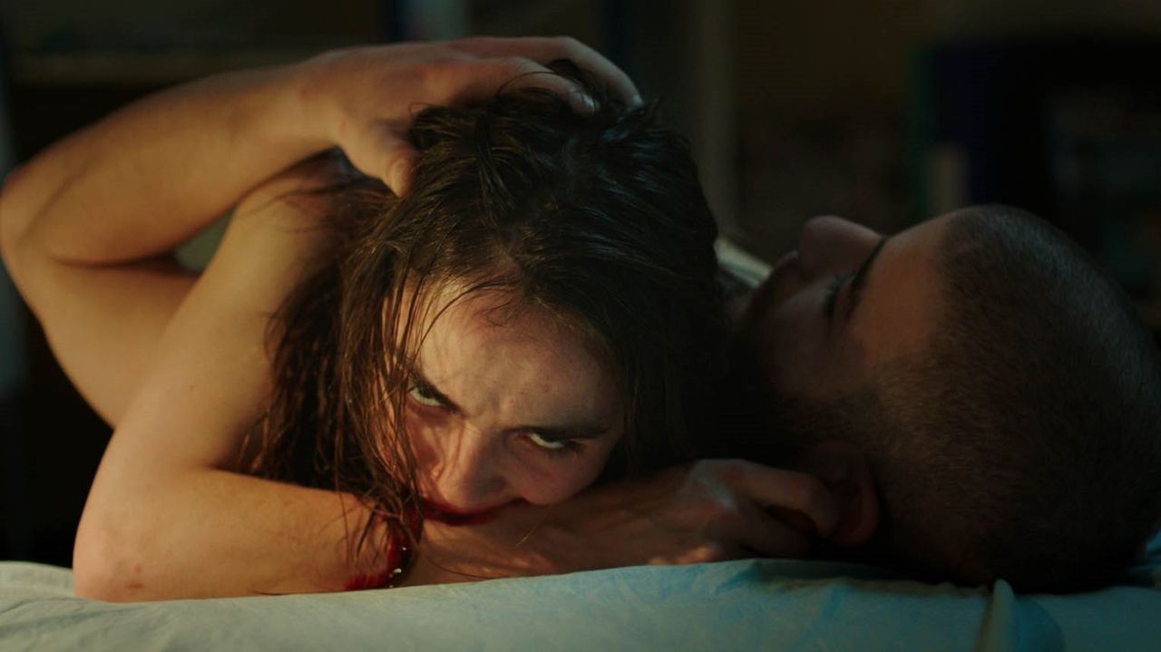 Grave (Raw): Despertar vegetariano con regusto a carne humana