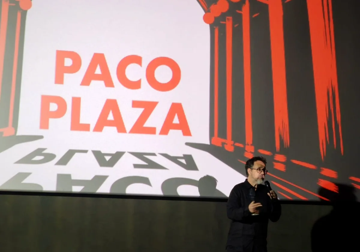 Paco Plaza bromeando al recibir el Premio de Honor 2026 de manos de Almudena Amor